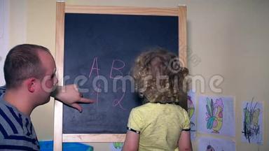 男子和小女孩在粉笔黑板上学习数字<strong>和字</strong>母